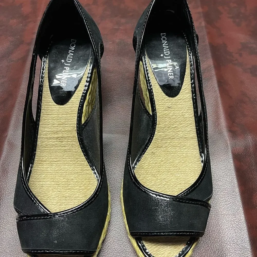 Donald J.‎ Pliner Coraa black wedge heels, size 8.5